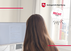 Frau sitzt vor einem Laptopbildschirm