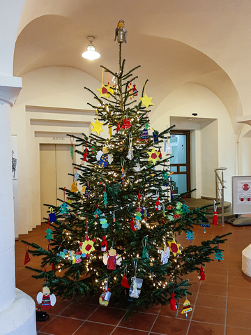 geschmückter Tannenbaum in der Eingangshalle des Amtsgerichts
