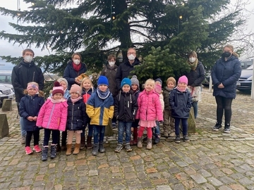 Die Kinder vom Kindergarten St. Nikolaus vor dem Tannenbaum