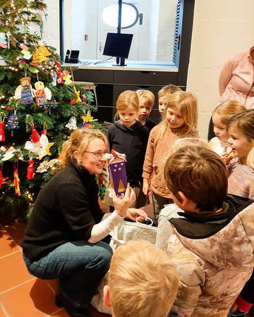Direktorin Frau Kirchhoff freut sich über Geschenke