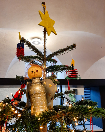 Weihnachtsengel am Tannenbaum
