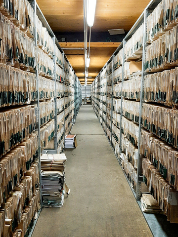 Blick ins Aktenarchiv im Keller