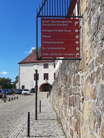 Hofaufgang zum Gericht mit Wegweisung