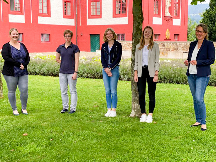 Das Foto (von Irene Rosenzweig) zeigt von links nach rechts: Ausbildungsleiterin Anja Wendtland, Stellv. Geschäftsleiterin Dorothea Krambrock, Luisa Linnemann, Teresa Gebhardt und Direktorin des Amtsgerichts Susanne Kirchhoff.