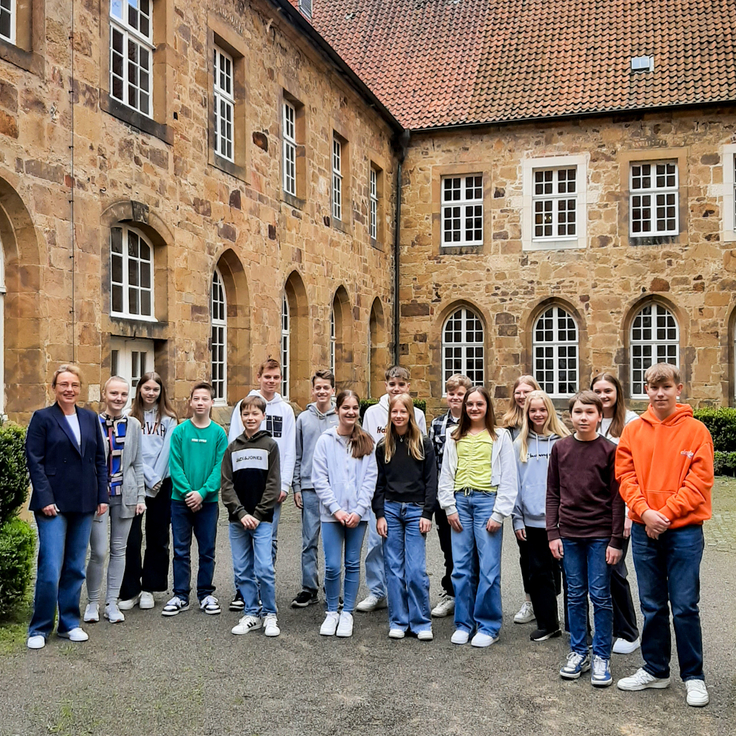 Kindes des Zukunftstages im Innenhof des Amtsgerichts