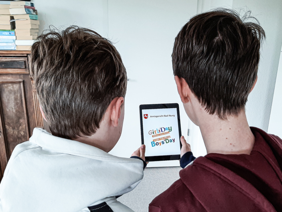 2 Jungen sehen Werbung für den Zukunftstag auf einem Tablet