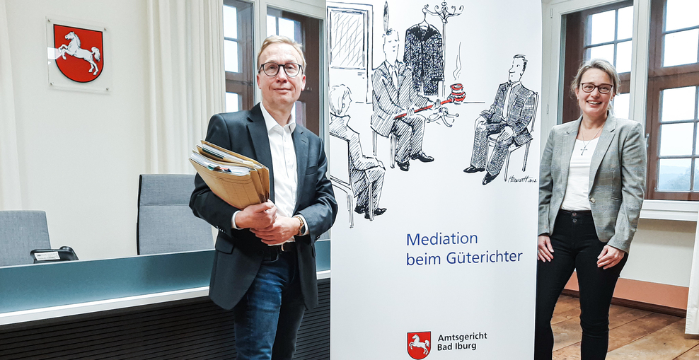 Mediationsrichter vor dem Plakat Güterichter