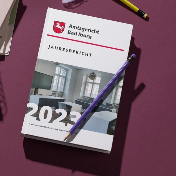 Jahresbericht 2023 gebunden auf Schreibtisch