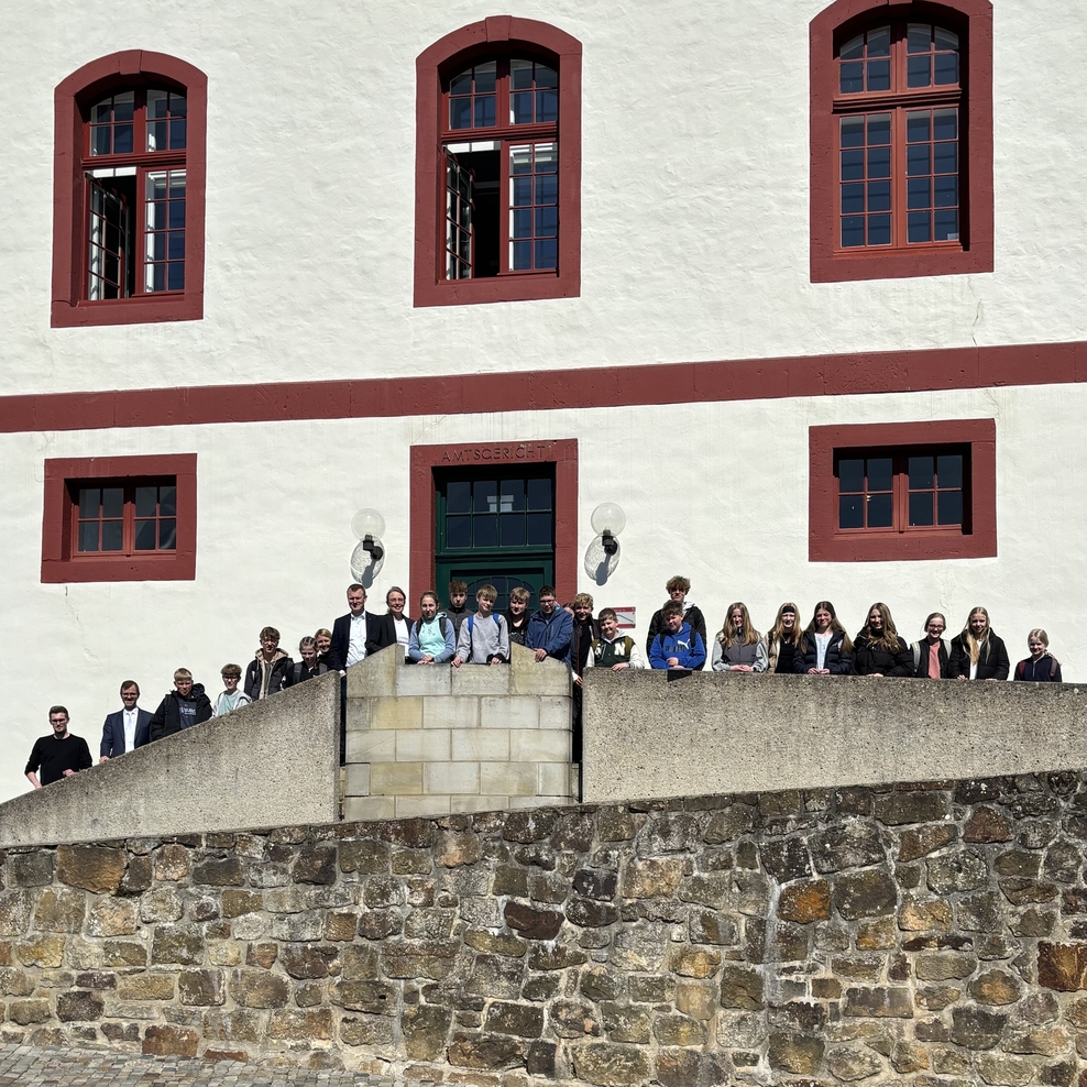 Gruppenbild vor dem Eingang des Amtsgerichts