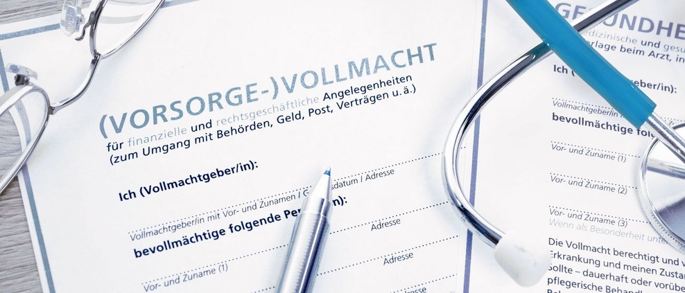 Vorsorgevollmachtsvordruck mit Kugelschreiber, Brille und Stetoskop