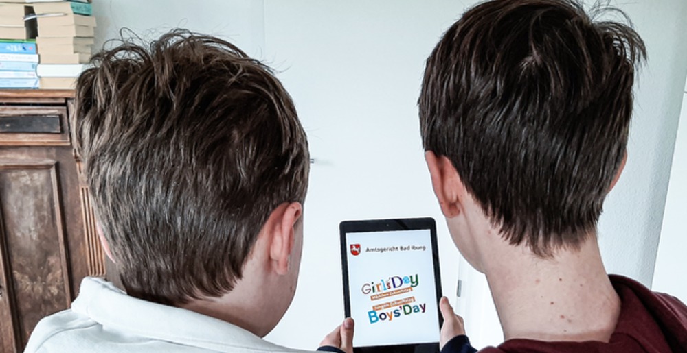 2 Jungen sehen Werbung für den Zukunftstag auf einem Tablet